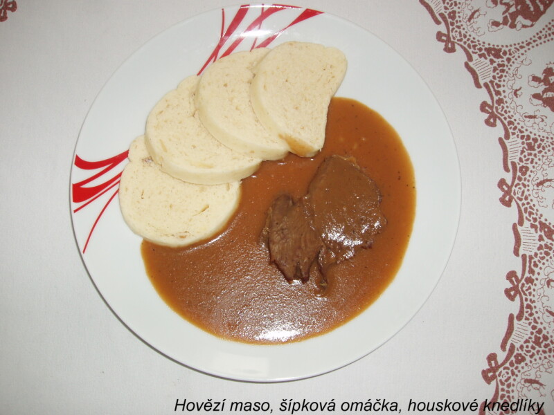Hovězí maso, šípková omáčka, houskové knedlíky